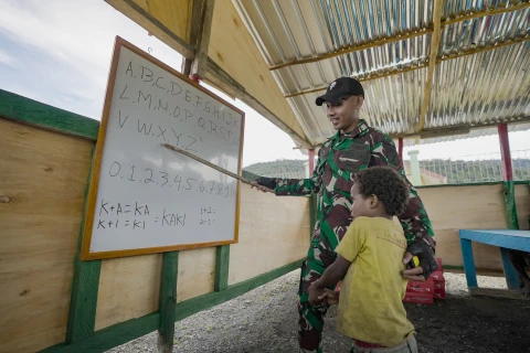 Peringati Hari Pendidikan Nasional, Satgas Yonif 715/Mtl Resmikan Rumah Belajar "PELITA PACE MENTARI"