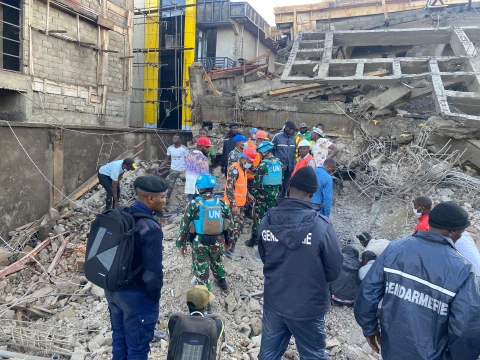 Evakuasi Korban Reruntuhan Bangunan di Bankoko