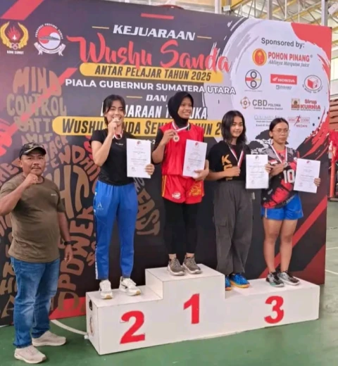 Agil Zevila juara 1 saat berada di podium di abadikan bersama usai pengalungan medali emas, dan sertifikat pada kejuaran Wushu Sunda kelas 56 senior putri terbuka tahun 2025 di Medan.