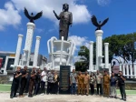 dr Susanti Terima Prasasti Penghargaan Ucapan Terimakasih Tertinggi atas Peletakan Resmi Prasasti Sejarah Raja Siantar Sang Naualuh Damanik ke-XIV