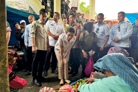 Gibran Rakabuming Raka meninjau pelaksanaan Program Cek Kesehatan Gratis (CKG) di UPTD Puskesmas Sigompul Jalan Siborongborong - Doloksanggul  dan juga meninjau Pasar Dolok Sanggul Kabupaten Humbang Hasundutan, Jumat (16/5/2025).