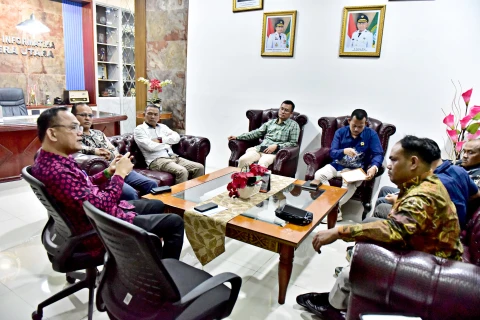 Porman Mahulae menerima kunjungan anggota Komisi II Dewan Perwakilan Rakyat Daerah (DPRD) Humbang Hasundutan (Humbahas) di ruang kerjanya, Kantor Dinas Kominfo Sumut, Jalan HM Said, Medan, Kamis (8/5/2025).