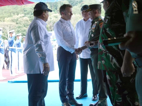 Presiden Prabowo Subianto dan Presiden Prancis Emmanuel Macron di Akademi Militer