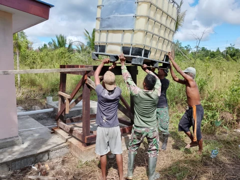 Pemasangan Tandon Air Program Sumur Bor
