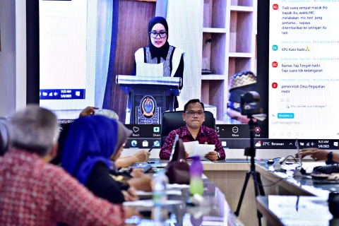 Sosialisasi dan Bimtek Monitoring Evaluasi Keterbukaan Informasi Badan Publik melalui zoom di Aula Transparansi Dinas Kominfo Sumut. Jalan H.M Said No 27 Medan, Kamis (8/5/2025).