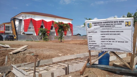 Proyek Kantor Bupati Batu Bara Rp.54 miliar disinyalir banyak temuan dalam catatan LHP BPK RI Sumut. Aspek lain mungkin soal aset, belanja dan pendapatan.