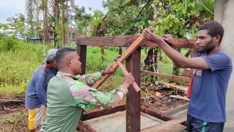 Pemasangan rangka Tandon Air