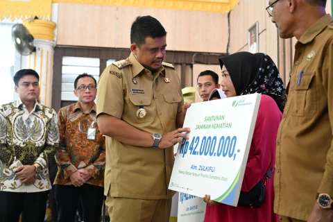 Gubernur Sumatera Utara (Sumut) Bobby Afif Nasution, secara simbolis menyerahkan asuransi kepada nelayan di Pendopo Jentera Malay, Jalan Chairil Anwar Kwala Bingei, Kecamatan Stabat, Kabupaten Langkat, Selasa (6/5/2025). 