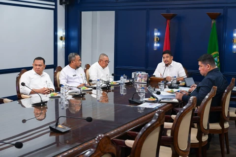 Bobby Nasution menyalurkan Bagi Hasil Pajak Rokok Triwulan I Tahun 2026 dan Kurang Salur  Bagi Hasil Pajak Provinsi Tahun 2024 & 2025 kepada Kabupaten / Kota se Sumut secara virtual dari Ruang Kerja Gubernur Sumut, Lantai 10, Kantor Gubernur Sumut, Jalan Diponegoro No. 30, Medan, Selasa (5/5/2026). 