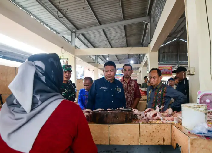 Dedi Maswardy SSos MAP bersama Tim Pengendalian Inflasi Daerah (TPID) melakukan inspeksi mendadak (sidak) ke sejumlah titik perdagangan, yakni Pasar Bakaran Batu, Kecamatan Lubuk Pakam, dan Swalayan Mawar, Kecamatan Tanjung Morawa, Kamis (21/5/2026).