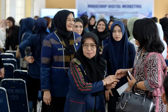 Titiek Sugiharti Surya membuka secara resmi Workshop Digital Marketing untuk Anggota DWP dan Pelaku UMKM Sumut di Aula DWP Provinsi Sumut Jalan Cik Ditiro Kota Medan, Selasa (19/5/2026).