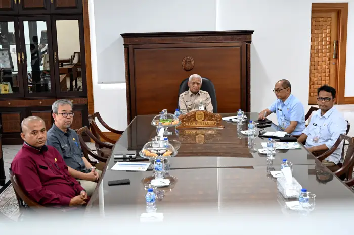 Surya mengikuti prosesi penyerahan bantuan kemasyarakatan Presiden Republik Indonesia berupa sapi kurban untuk Hari Raya Iduladha 1447 H/2026, secara virtual dari Kantor Gubernur Sumut, Jalan Diponegoro Nomor 30, Medan, Selasa (26/5/2026).