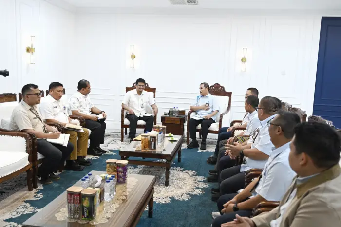 Bobby Afif Nasution menerima audiensi GM. PLN Unit Induk Distribusi (UID) Wilayah Sumut di Ruang Kerja Gubernur Jalan Diponegoro Nomor 31 Medan, Selasa (26/5/2026).