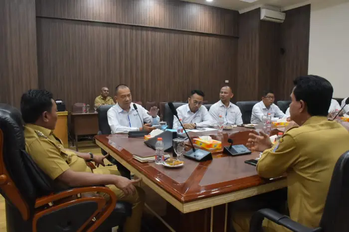 Lom Lom Suwondo SS menerima audiensi Koordinator Wilayah (Korwil) Asosiasi Penyelenggara Jaringan Telekomunikasi (Apjatel) Sumatera Utara, Jimmy Aswin Siregar beserta jajaran di Ruang Rapat Lantai II Kantor Bupati Deli Serdang, Selasa (19/5/2026).