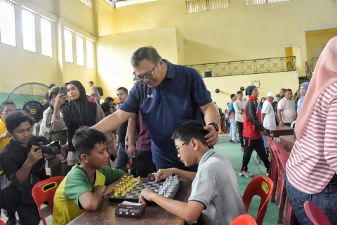 dr H Asri Ludin Tambunan membuka Turnamen Catur tingkat SD dan SMP se-Kabupaten Deli Serdang yang digelar di GOR Kabupaten Deli Serdang, Lubuk Pakam, Minggu (10/5/2026).