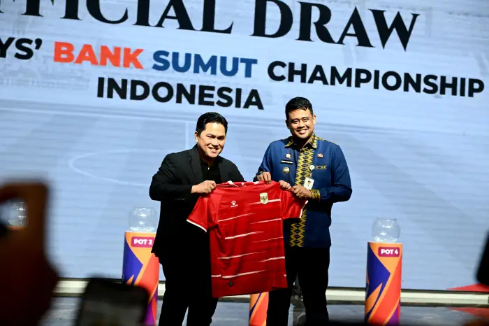 Muhammad Bobby Afif Nasution bersama Ketua PSSI Erick Thohir, menyaksikan Drawing Grup Piala AFF U19 atau Asean U19 Boys&rsquo; Bank Sumut Championship 2026 di Aula Raja Inal Siregar, Kantor Gubernur Sumut, Jalan Diponegoro 30, Medan,  baru-baru ini.