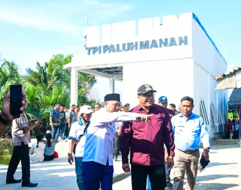 dr H Asri Ludin Tambunan bersama Wakil Bupati Lom Lom Suwondo SS meninjau kesiapan Tempat Pendaratan Ikan (TPI) Paluh Manan di Kecamatan Hamparan Perak, Kamis (30/4/2026), sebelum dioperasikan secara penuh.
