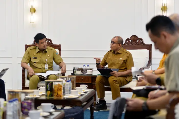 Muhammad Bobby Afif Nasution memimpin Rapat Koordinasi dengan Organisasi Perangkat Daerah (OPD) terkait untuk Pembangunan Rumah Sakit Internasional Provinsi Sumut di Ruang Kerja Kantor Gubernur Jalan Diponegoro Kota Medan. Senin (18/5/2026).