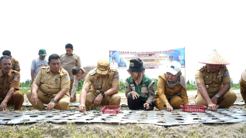 dr H Asri Ludin Tambunan, mendorong percepatan modernisasi pertanian untuk menekan biaya produksi dan meningkatkan hasil panen saat melakukan kegiatan tanam dan panen bawang merah di Kecamatan Beringin, Selasa (5/5/2026).