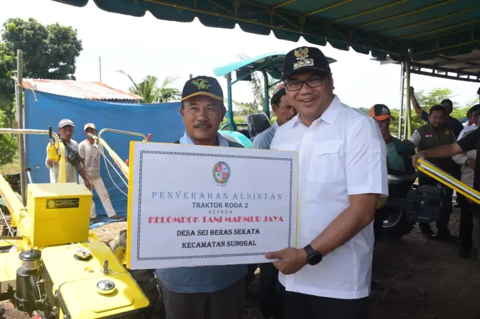 dr H Asri Ludin Tambunan melaksanakan penanaman cabai merah bersama Kelompok Tani (Poktan) Mekar Tani serta menyerahkan bantuan kepada petani di Desa Sei Mencirim, Kecamatan Sunggal, Rabu (20/5/2026).