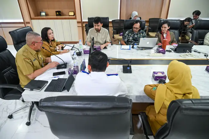 Sulaiman Harahap memimpin Rapat Persiapan Pelaksanaan Kegiatan Pekan Raya Sumatera Utara (PRSU) ke 50 di Ruang Rapat 1, lantai 2 Kantor Gubernur Sumut, Jalan Diponegoro No. 30, Medan, Senin (25/5/2026).