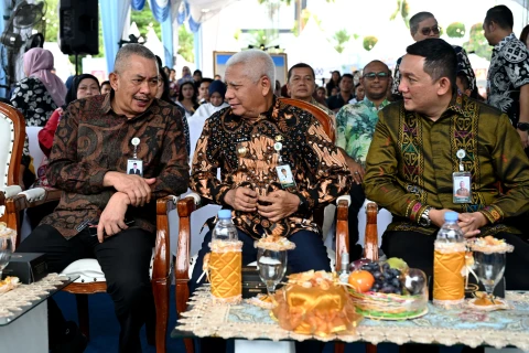 Surya didampingi Penjabat Sekretaris Daerah Provinsi (Sekdaprov) Sumut Sulaiman Harahap, menghadiri Festival Kesenian Sumatera Utara bertema Harmoni Kolaborasi Seni, Satu Panggung Seribu Warna di halaman Plaza Medan Fair, Jalan Gatot Subroto, Medan, Jumat (8/5/2026).