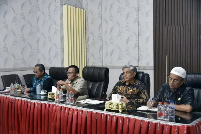 Bupati Tapanuli Tengah, Masinton Pasaribu, didampingi Sekretaris Daerah, Asisten Perekonomian dan Pembangunan, beserta Asisten Pemerintahan dan Kesra, menyerap arahan Kasatgas PRR Tito Karnavian, Pascabencana Sumatera melalui Zoom meeting.