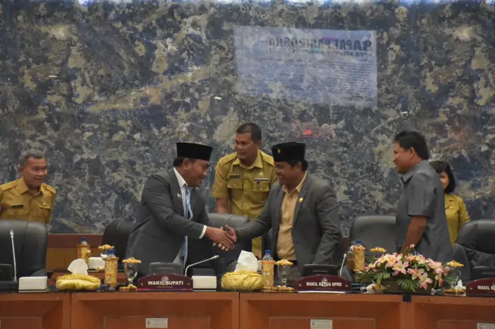 Lom Lom Suwondo SS, menyampaikan tanggapan sekaligus jawaban Bupati Deli Serdang terhadap pandangan umum fraksi-fraksi DPRD atas delapan Rancangan Peraturan Daerah (Ranperda) dalam Rapat Paripurna DPRD Deli Serdang, Senin (25/5/2026).