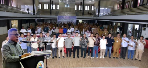 Bupati Tapanuli Tengah Masinton Pasaribu, foto bareng peserta Workshop Menata Ulang Kabupaten Tapteng dan Ekosistem Batang Toru, di GOR Pandan.