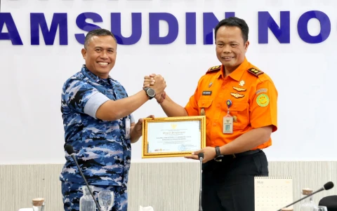 Lanud Sjamsudin Noor dan Basarnas Perkuat Sinergi SAR, Terima Penghargaan Operasi Evakuasi PK-RGH