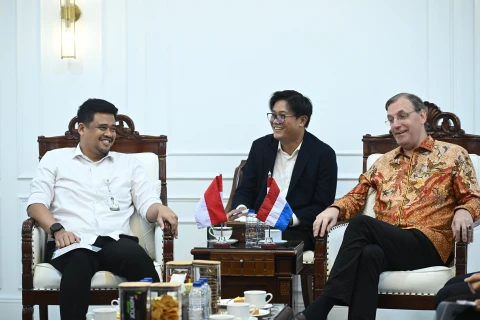 M. Bobby Afif Nasution didampingi para OPD menerima kunjungan Wakil Kepala Misi Kedutaan Besar Kerajaan Belanda di Jakarta, Adriaan Palm, di Ruang Kerja Gubernur lantai 10 Kantor Gubernur Sumut, Jalan Diponegoro Nomor 30, Medan, Selasa (12/5/2026).