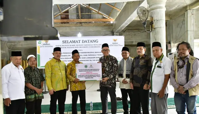Didampingi Wakil Bupati Tapanuli Tengah Mahmud Efendi, Wakil Ketua BAZNAS Kota Tangerang Danni Budianto Saragih, menyerahkan bantuan bangunan kamar mandi/Wudhu kepihak BKM Al Huda Hutanabolon.
