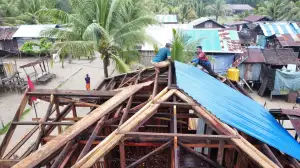 Gotong Royong TNI dan Warga Percepat Pembangunan Rumah TMMD di Kampung Keakwa