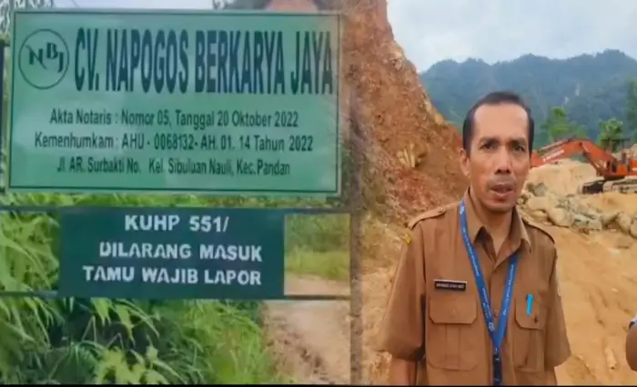 Kepala Cabang Dinas ESDM Wilayah V Sumatera Utara, Akhmad Syah Nasution, ketika dilokasi tambang galian C di Kelurahan Sibuluan Nauli, Kecamatan Pandan.