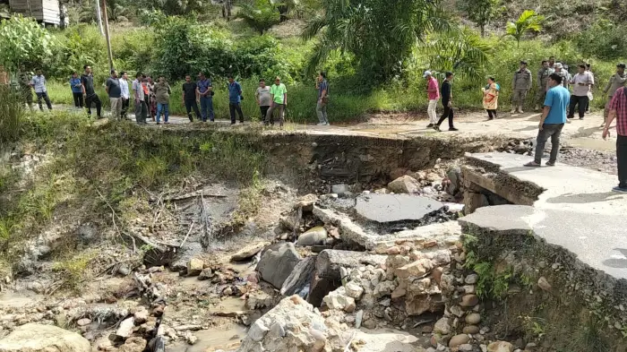 Bupati Tapanuli Tengah, Masinton Pasaribu, didampingi Plt Kadis PUPR Tapteng Winner Napitupulu, meninjau kondisi jalan penghubung Kecamatan Pasaribu Tobing dan Kabupaten Taput.