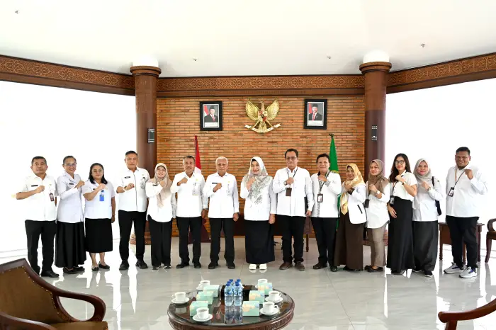 Surya, menerima audiensi Kepala Perwakilan Badan Kependudukan dan Keluarga Berencana Nasional (BKKBN) Wilayah Sumut, Fatmawati di Pendopo Lantai 9, Kantor Gubernur Sumut, Jalan Pangeramn Diponegoro Medan, Rabu (13/5/2026). 