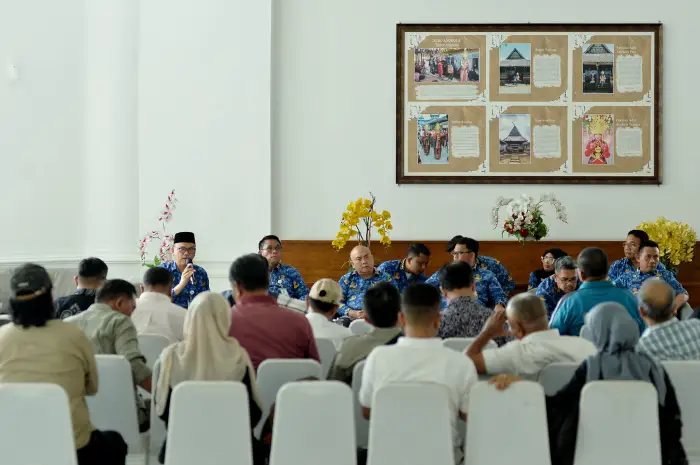 Konferensi Pers terkait ketersediaan bahan pokok menjelang Hari Raya Iduladha 1447 H yang difasilitasi Dinas Kominfo Sumut ini berlangsung di Lobby Dekranasda Lantai 1 Kantor Gubernur Sumut Jalan Diponengoro Kota Medan, Rabu (20/5/2026).
