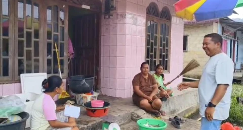 Beberapa warga Desa Mela II, Kecamatan Tapian Nauli, menyampaikan protes mereka kepada Aparatur Desa setempat.