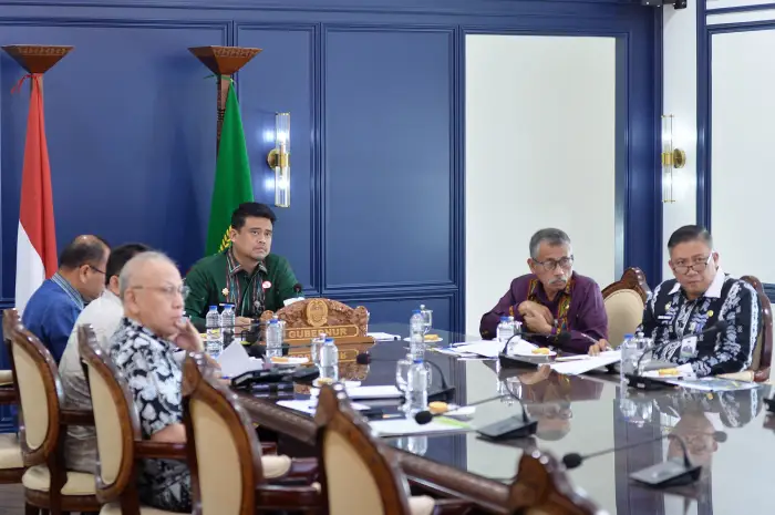 Muhammad Bobby Afif Nasution menghadiri rapat arahan Kepala Satgas Percepatan Rehabilitasi dan Rekonstruksi Bencana Sumatera secara daring melalui aplikasi Zoom meeting di Ruang kerja Lantai 10 Kantor Gubernur Sumut Jalan Diponegoro Kota Medan, Kamis (21/5/2026).