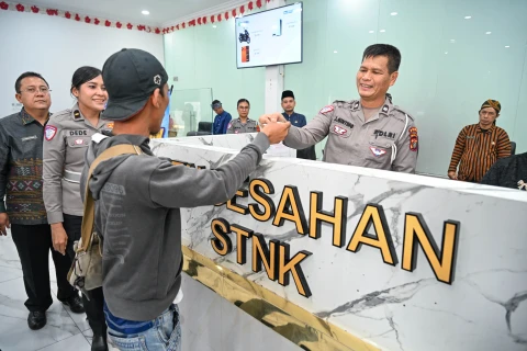 Kepala Badan Pendapatan Daerah Provinsi Sumut (Bapenda) Sutan Tolang Lubis melakukan Sosialisasi Pembayaran Pajak Kendaraan Bermotor di Kantor Samsat Medan Utara, Jalan Sekip, Medan, Kamis (30/04/2026).