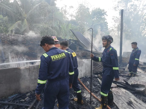 Diduga Arus Pendek Listrik, 2 Unit Rumah Semi Permanen di Langkat Ludes Dilalap Si Jago Merah