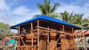 Atap 5 Rumah Warga Kampung Keakwa Rampung, Satgas TMMD Ke-128 Kodim 1710/Mimika Kebut Finishing