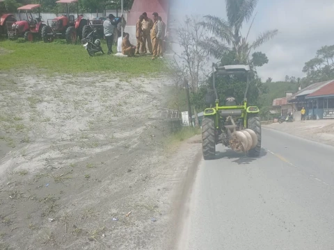 Operator Traktor UPT Peralatan Dinas Pertanian dan Traktor swasta melintas di jalan Silangkitang Sipoholon Taput
