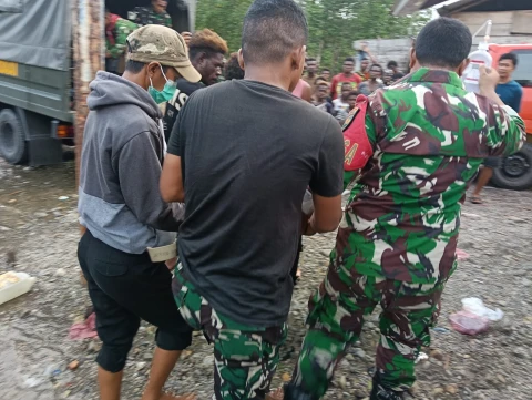 Satgas TMMD Tunjukkan Kepedulian dengan Evakuasi Warga Sakit