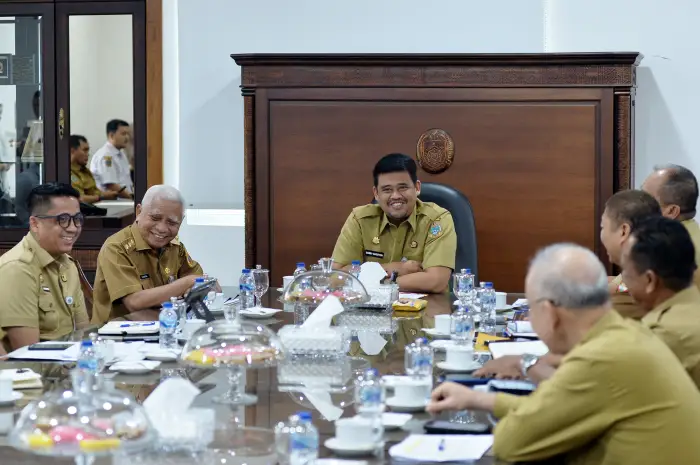 Muhammad Bobby Afif Nasution didampingi Wakil Gubernur Sumut Surya menerima kunjungan Bupati Asahan Taufik Zainal Abidin di Kantor Gubernur Sumut Jalan Diponegoro Kota Medan, Senin (18/5/2026).