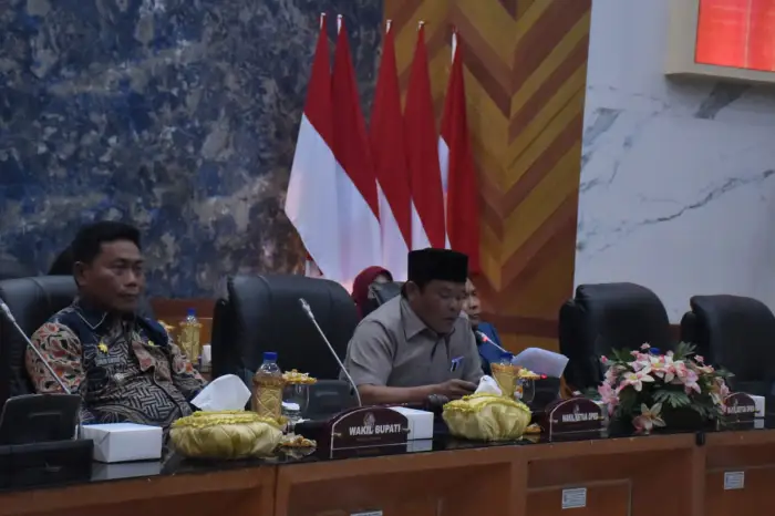 Lom Lom Suwondo SS menyampaikan penjelasan Bupati terhadap Delapan Rancangan Peraturan Daerah (Ranperda) pada Rapat Paripurna DPRD Deli Serdang, Kamis (21/5/2026).