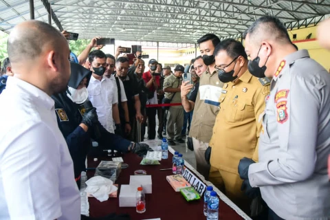dr H Asri Ludin Tambunan menghadiri kegiatan pemusnahan barang bukti narkoba hasil pengungkapan kasus Polresta Deli Serdang di Aula Mapolresta Deli Serdang, Selasa (12/5/2026).