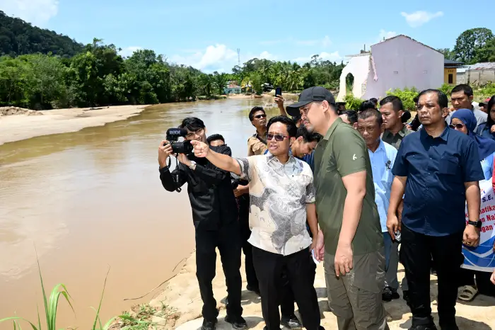 Muhammad Bobby Afif Nasution didampingi Kepala Dinas Perindustrian, Perdagangan, Energi dan Sumber Daya Mineral (Disperindag ESDM) Sumut, Dedi Jaminsyah Putra Harahap meninjau kondisi sempadan sungai dan menemui warga di Sungai Panjaitan (Hilir/pertemuan antara Sungai Siaili Tukka dan Sungai Aek Tolang) dan Sungai Aek Sibuluan, Kecamatan Pandan, Kabupaten Tapteng, baru-baru ini.