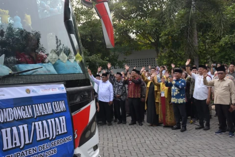 Pemkab Deli Serdang Lepas Calon Jemaah Kloter 15 Menuju Asrama Haji Medan