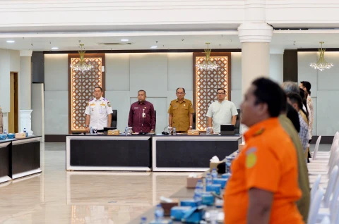Muhammad Suib memimpin Rapat Persiapan Penyelenggaraan Trail Of The Kings (TOTK) Lake Toba by UTMB Tahun 2026 di Aula Raja Inal Siregar Kantor Gubernur Sumut Jalan Diponegoro Kota Medan, Selasa (12/5/2026).